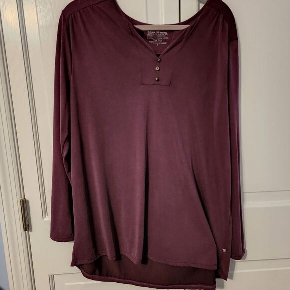 Soft lightweight VNeck Long Sleeve Shirt. L. Never worn. Maroon.3 buttons. - Picture 4 of 12